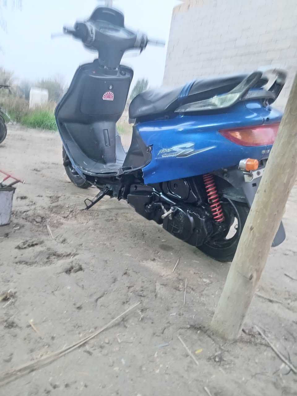 سلام عليكم دراجه البيع فراشه حلوه ونضيفه كهربايات كله شغاله بس تكمه خربانه عوزه تبديل دراجه مكينته ناعمه مكاني رميثه الرقم *********** السعر خاص
