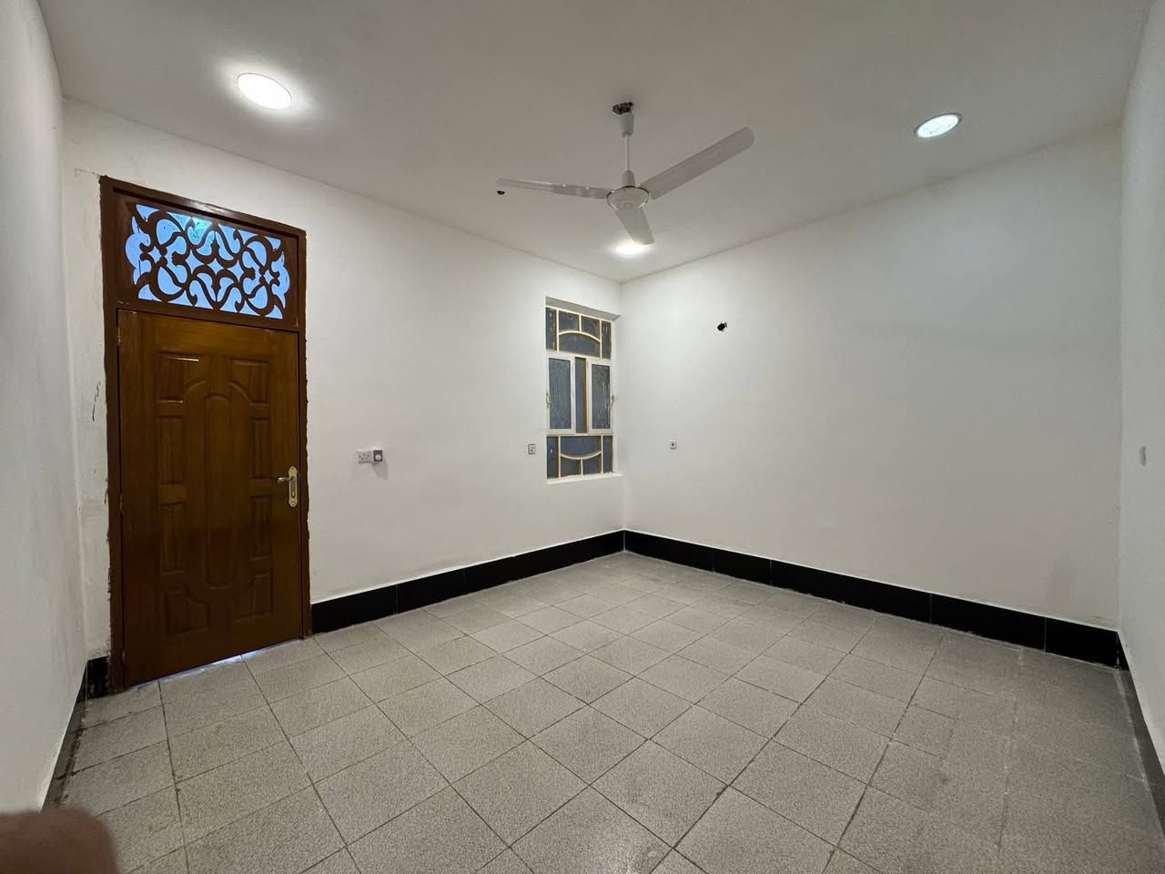 🔴مشتمل للأيجار   المساحه 100 متر
📍العنوان حله الورديه خلف مستشفى الكفيل 

البيت يحتوي على 3 غرف نوم ومجمعين صحيات ومطبخ واستقبال 

البيت جديد وحديث ونضيف 

⚡️البيت يحتوي على (طاقه شمسيه)وكاونتر وسخان

السعر 425 الف شامل اجور الكهرباء والماء 
اكثر ستفسار تصال بل رقم

***********
