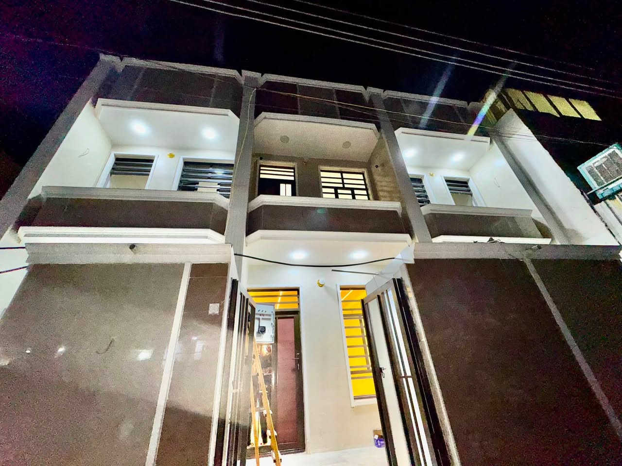 ملاحضه / العنده عقار 🏡#للبيــــــع ويريد يبيع  #دزونه كافه التفاصيل العقار مع ذكر السعر ورقم التلفون ☎️وان شاء الله باقرب وقت ينباع ان شاء الله 🤲❤️
————————————————-
🔸 مشتملات للبيع طابو صرف مناسبات جدا جدا ✅
 70متر الواجهه 4 والنزال 17
بناء سنة 2026🔑 درجه اولى كامل مكمل بناء زيرو وحديث وتكمه 

🔸الطابق 1️⃣كراج  وخدمات خارجيه واستقبال ومطبخ وخدمات داخليه وحولي وغرفه نوم 
     الطابق 2️⃣غرفتين نوم وصاله وبلكونه وخدمات 
     الطابق 3️⃣بيتونه كبيره وسطحين 

🔸موقع ممتاز جدا📍الشعب شارع الصحه خلف مطعم محمد الكردي شارع عريض عرضه 15متر ورصيف عريض  و+مناسب لحك قبل لاينباعن
 
🔸السعر: 175 وقابل للتفاوض 

مكتب ابو علي الدراجي للعقار 🏛️
 الشعب-نهايت شارع الصحه-مقابيل كرزات ركن الصحه 
***********📞
***********📞 ‭
***********📞
