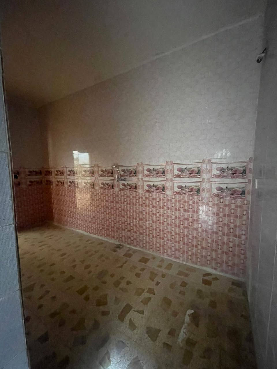 مشتمل للأيجار بي ٣ غرف نوم وهول ومطبخ وصحيات بيت نضيف ممحتاج كلشي بدون كراج ولا حديقة الموقع مجمع اليرموك على شارع ٦٠ قرب الصيدلية السعر نهايتة ٢٥٠ للاستفسار الاتصال ***********
