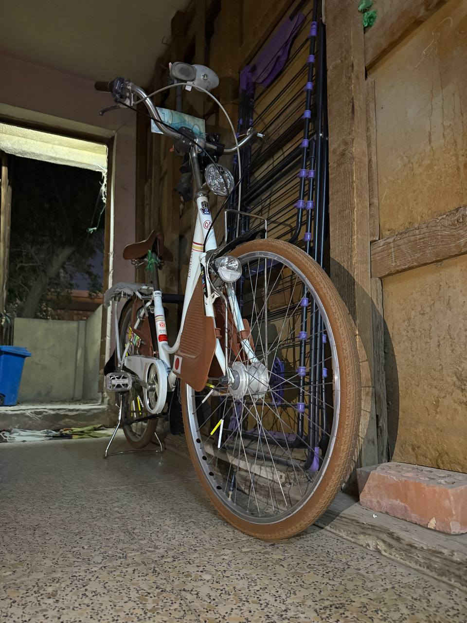 سلام عليكم باسكل للبيع مال رنبه نضيف لون ابيض تايرات ابلاديه جاملاغات ابلاديه موديل حديث بعده حجم٢٦ابو الكير ٦نمر حساس امامي لايت حساس فول نظافه شوفت عينك باسكل كامل مكمل مابي اي نقص الي يفيده يتصل على هذا الرقم***********مكاني بغداد الرصافه
