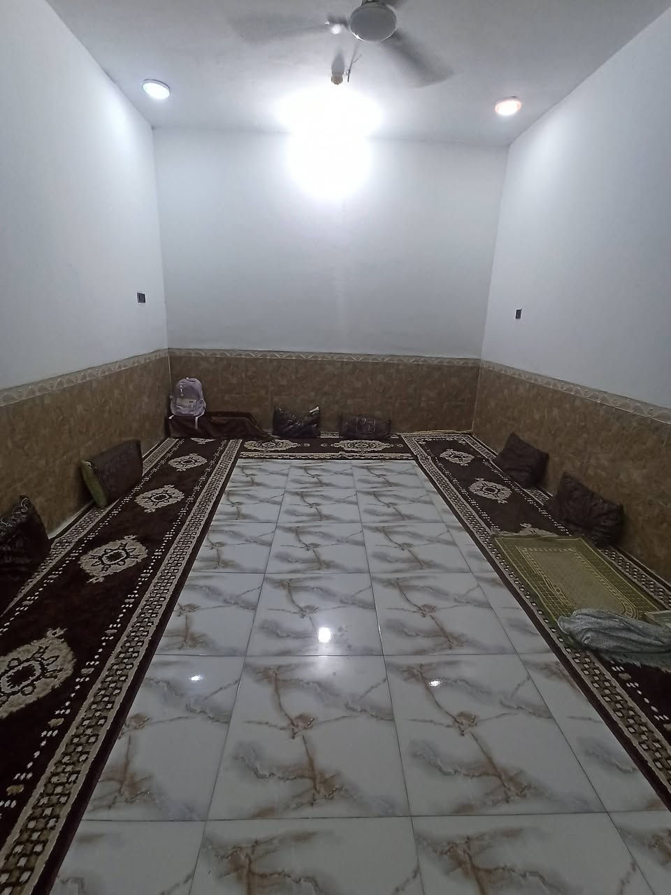 يا الله بيت للبيع طابو صرف 100 متر مربع 10في10 طابقين بيت نظيف وكبير مال جناي الله شاهد الطابق الاول ستقبال وصاله وغرفة نوم ومطبخ وصحيات خارجيه وترك وحمام داخلي ويه الترك أما الطابق الثاني يتكون من ثلاث 3 غرف نوم كبار  وصاله مجاري دفن كامله وتبليط وارصفه العنوان الفتاحيه حي الامام المهدي شارع الفوج قرب اسواق تحسين الاستفسار اتصال على الرقم *********** يوجد وات ساب
