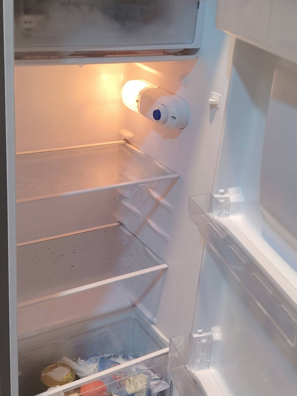 ثلاجة صغيرة شركة الحافظ لون رصاصي للبيع ***********
