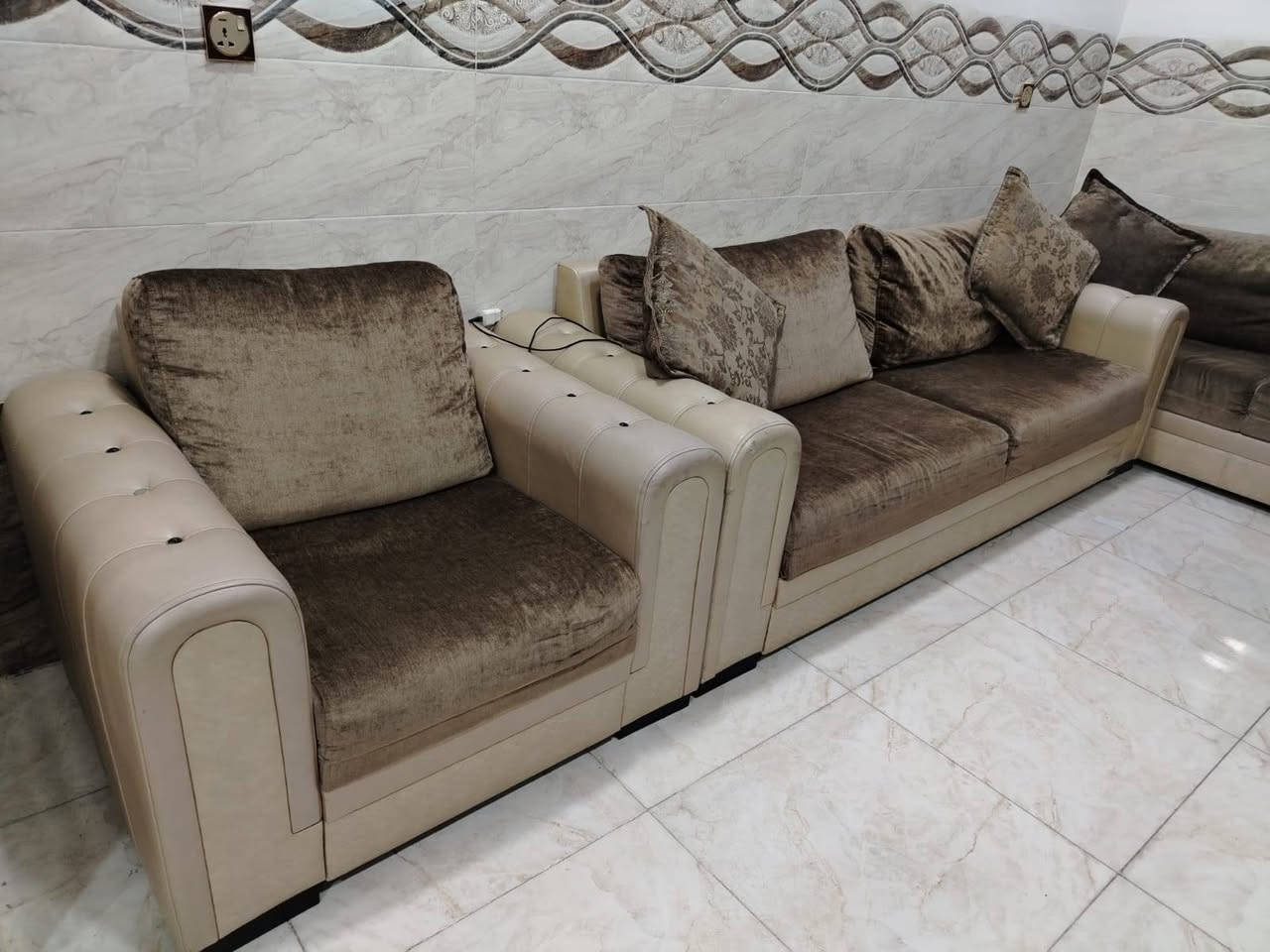 السلام عليكم ورحمة الله وبركاتة ديوان طخم للبيع السعر 250وبيه مجال عنوان موصل حي البكر قرب مطعم بيت جدي للاستفسار *********** @إشارة
