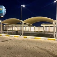 تخيل... شمس الصيف الحارقة ☀️ أو مطر الشتاء اللي ما يرحم 🌧️، وأنت محتاج...