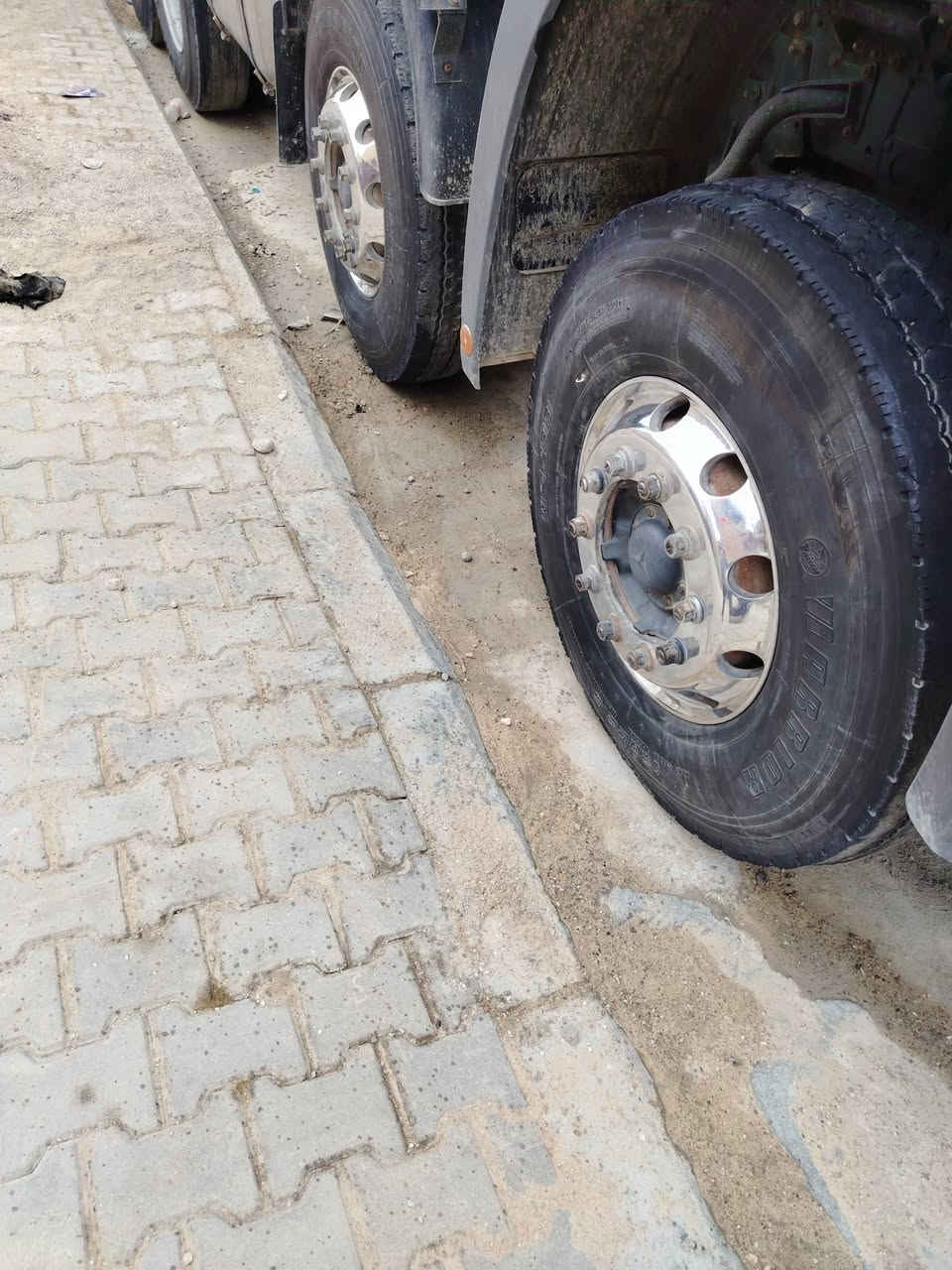 للبيع او مراوس تايرات ٢٢ ونص ار ١٣ ويلات كروم ***********  ***********
