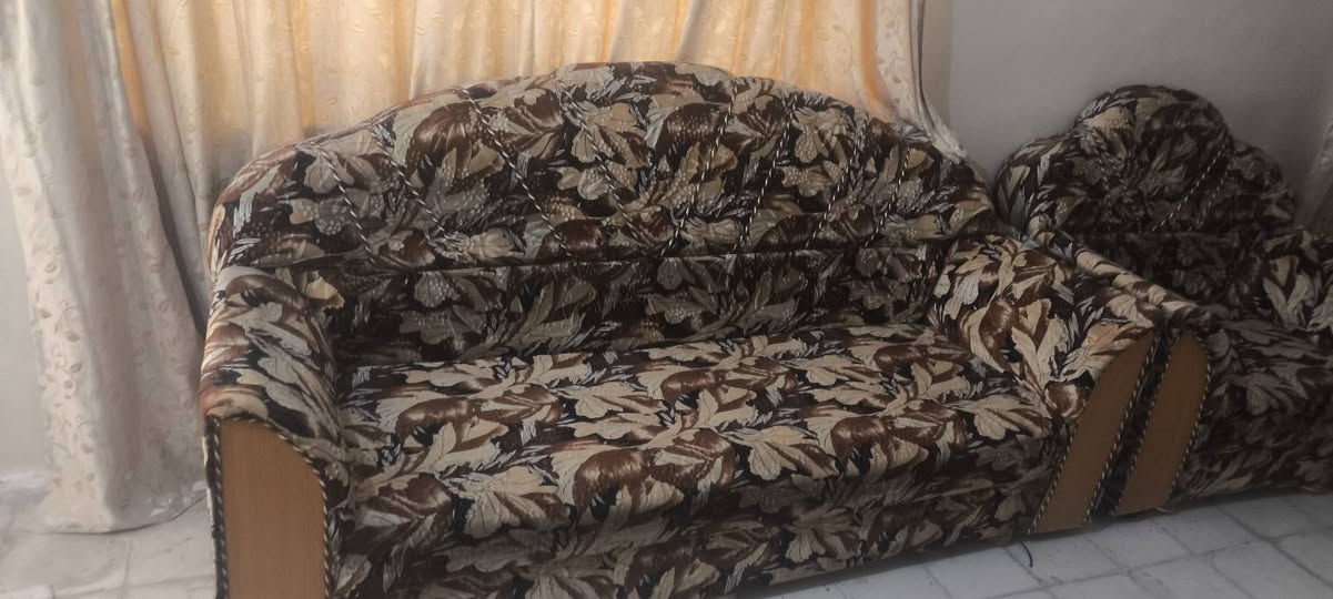 سلام عليكم
تخم موديل قديم 
السعر مناسب جدآ
عدد 10مقاعد 
2قطع 3مقعد
4قطع 1مقعد
للمراسله
الرقم ***********
العنوان الرمادي المستودع
