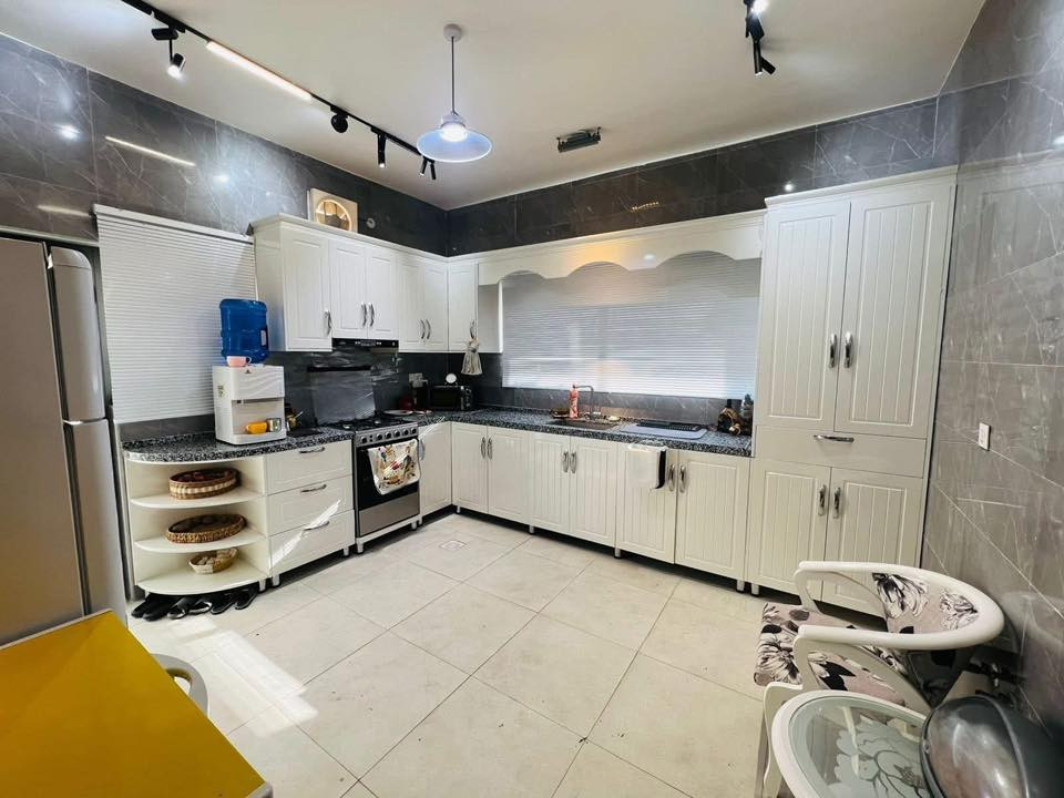 #دار_للبيع  🏡 في الديوانية – مجمع السلام
📍 الموقع: مجمع السلام – الزون الثاني
📐 المساحة: 250 م²

✨ مواصفات الدار:

 • الدار مصبوغ بالكامل من الداخل
 • جميع الكهربائيات مجددة بالكامل (شغل جديد من وقت الاستلام)
 • إضافة مخزن خلف البيت
 • غرفة مزججة في الحديقة الجانبية
 • عدد 4 غرف نوم
 • عدد 4 حمّامات
 • حدائق مرتبة ومزروعة بالأشجار
 • إضافة نافورة تعطي جمالية مميزة للبيت
 • البيت من أجمل بيوت مجمع السلام (والصور خير دليل)

🛋 البيع مع الأثاث يشمل:

 • شاشات
 • سبالت
 • كاونتر
 • ثلاجة ومجمدة
 • ستائر
 • وغيرها من المستلزمات

💰 الأسعار:

 • بدون أثاث: 300 مليون
 • مع الأثاث: 320 مليون
 • تسليم يد بدون أثاث: 190 مليون
 • القسط إلى المصرف العقاري (مبادرة): 661 ألف

📸 الصور متوفرة وتبيّن جمال وتميّز الدار
——————————————-
#متابعة_الصفحة
#نستقبل_جميع_عروضكم
———————————————————
🔺#للاستفسار الاتصال ع الارقام
http://wa.me/+964*********** 📲  مراسله واتساب 
*********** 📲 
—————————————————————
او زيارة مكتبنا متواجدين 11 صباحاً إلى 8 مساء 
🔺مكتب دره المشرق للاستثمار والتطوير العقاري 
🔺العنوان:-حي الجزائر الشارع العام قرب مأكولات تشرين
