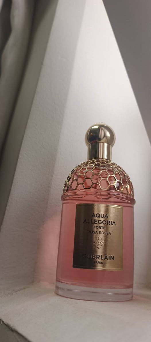 عرض بيع (Guerlain Rosa Rossa Forte) - بحالة الوكالة (125 مل)
"السلام عليكم..
أعرض لكم عطر Rosa Rossa Forte من مجموعة Aqua Allegoria الفاخرة لدار Guerlain.

​تفاصيل العطر:
​النوع: Eau de Parfum (نسخة الـ Forte القوية والمركزة).
​الحجم: 125 مل (الحجم الكبير).
​الحالة: شبه جديد تماماً، تم استخدامه لرشتين فقط للتجربة.
​المصدر: نيش كورنر - Nish Corner (العلبة الأصلية والـ Batch Code موضح بالصور).
​سبب البيع: العطر فخم وراقي جداً، لكنه ببساطة لم يتناسب مع ذوقي الشخصي.

​ملاحظة للمهتمين:
أعرف جيداً أن هذا العطر له جمهور كبير جداً وعشاق مخلصون لهذه النوتات، خاصة وأنه حالياً شبه مقطوع (باقي قطعتين فقط في الموقع الأصلي).

​💡 للمصداقية: الزجاجة حجم 125 مل تعطي أكثر من 1500 رشة، يعني الرشتين اللي استعملتهم للتجربة ما يطلعون حتى "نص ملي" من حجم العطر الكلي، العطر ممتلئ تماماً وبحالة الوكالة.

​السعر ومقارنة السوق:
​سعره الحالي في موقع نيش كورنر هو 99 دولار (أكثر من 156,000 دينار).
​سعري المطلوب: 145,000 دينار عراقي (سعر نهائي).
​المكان: [بغداد]
للتواصل والاستفسار، يرجى مراسلتي على الخاص."


**إذا كنت صاحب هذا الإعلان وتريد حذفه لأي سبب، رجاءا أرسل رسالة إلى الدعم الفني**