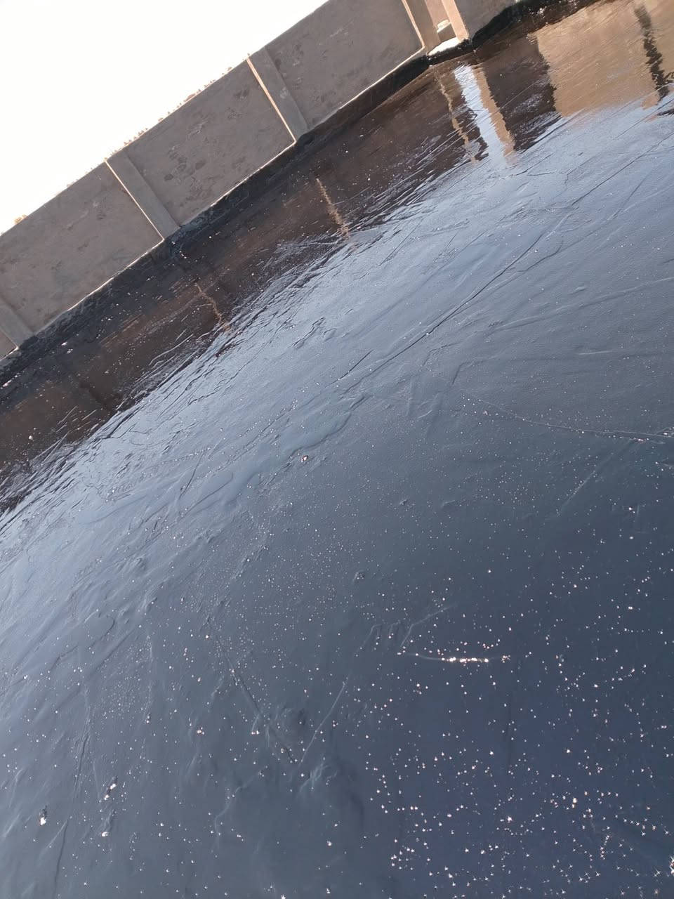السلام عليكم. 
نعمل لتزفيت السطوح ولاساسات وكافة المباني عمل درجة اولى.  
جير.    لباد.    فلانكوت.     اتصل    ***********
