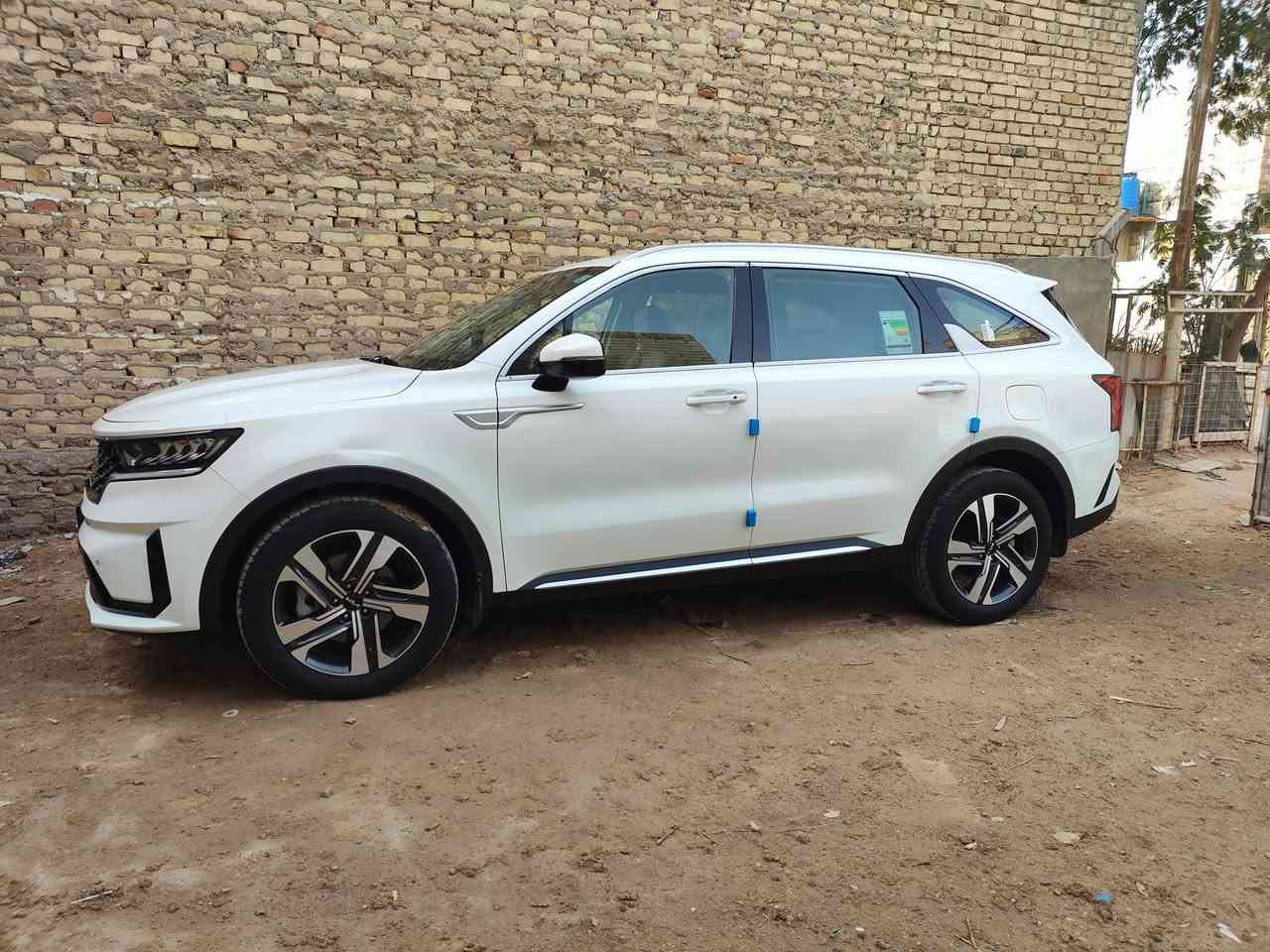 السلام عليكم اخوان
سورينتو 2023
ماشية 16 ألف جديدة السيارة كلش عندي غيرها اطلع بيها حتى بالمطر ما طالعه السيارة 
مكينة 6 سلندر 3.5
مواصفات السورينتو كلها عدا البانوراما والفور ويل 
مكفولة بيها فقط طعجة بالجاملغ صغيرة مصورها وما مصلحها

بعض مواصفاتها المهمه 
﷼  شاشة نڤيكيشن تدعم نظام الخرائط 

﷼ تشغيل الكاميرا الخلفية دون الرجوع على البك.. يعني تمشي على D وتشغل الكاميرا الخلفية 

﷼ الكشنات الامامية كهربائية 
﷼ اربع انظمة القيادة 🚘🚘
﷼شفتات سرعة 
وبعد المواصفات المعروفة للسورينتو 

ملاحظة اخوان. 
السيارة مفروشة جلد بورقة 
ارضيات اصلية بورقة 
جادر جلد مطري تفصال ب55 الف 
يعني جاهزة من كل شي 

السعر 318 مكان السيارة الديوانية 
السيارة باسمي ***********
