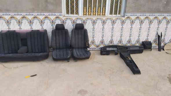 للبيع دواخل  مارسدس ١٩٠ مستخدم نظيف كشنات ودشبول أمامي وخلفي وتكم ستة وفرس والكيجات السعر ٣٠٠ ألف للاتصال ***********
