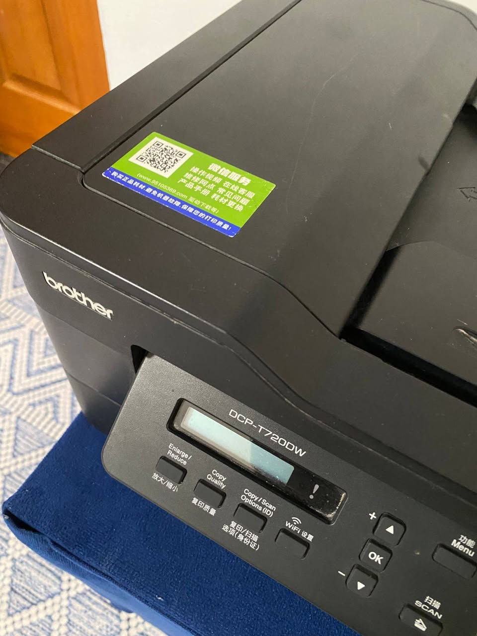 طابعة برذر t720  ، نظافة ٩٠٪
🔷فول مواصفات 🔷
(٣×١) استنساخ و سكنر و طباعة 
👌استنساخ وجهین من فیدر 
👌تطبع وجهین من حاسبە و موبایل 
👌سرعتها 18 صفحە فی دقیقە 
👌وایفای تحكم من التلفون مباشره طباعە
👌تسحب ورق وصور 🍯
👌منضومة حقن خارجي سهلة التعبئة
طابعة برذر Brother DCP-T720DW هي طابعة ملونة متعددة الوظائف (طباعة، نسخ، ومسح ضوئي).
 تتميز باقتصاديتها العالية في استهلاك الحبر، وتدعم الطباعة التلقائية على الوجهين والاتصال اللاسلكي، مما يجعلها خياراً مثالياً للمنازل والمكاتب. 
تفاصيل مواصفاتها: 
🖨️ المواصفات الأساسية:
نوع الطابعة: نافثة للحبر (Ink Tank) بنظام خزانات قابلة لإعادة التعبئة.
الوظائف: طباعة، تصوير (نسخ)، ومسح ضوئي (سكانر).
الطباعة المزدوجة: تدعم الطباعة التلقائية على الوجهين (Duplex). 
📄 مواصفات الطباعة:
سرعة الطباعة: تصل إلى 17 صورة في الدقيقة (للأسود والأبيض) و 16.5 صورة في الدقيقة (للألوان).
دقة الطباعة: تصل إلى 1200 × 6000 نقطة في البوصة (dpi) لطباعة عالية الوضوح.
الطباعة بدون إطار: تدعم الطباعة بلا حدود للعديد من المقاسات مثل A4 و Letter و A6 والمقاسات المصغرة. 
🔌 الاتصال والتوافق:
الاتصال اللاسلكي: تدعم شبكة Wi-Fi والطباعة المباشرة من الهاتف المحمول (تطبيق Brother iPrint&Scan).
الاتصال السلكي: منفذ USB 2.0 عالي السرعة.
التوافق: تعمل مع أنظمة تشغيل Windows و macOS. [1]
📝 الماسح الضوئي (السكانر) والناسخ:
دقة المسح الضوئي: تصل إلى 1200 × 2400 نقطة في البوصة (بصرية).
الناسخ: يدعم النسخ الملون والأبيض والأسود مع ميزة التكبير والتصغير. 
📊 سعة الورق والأحبار:
سعة درج الورق: يتسع الدرج الأساسي لما يصل إلى 150 ورقة (مقاس A4).
إنتاجية الحبر: العبوات الأصلية اقتصادية جداً، حيث تطبع العبوة السوداء حتى 7500 صفحة، وتطبع العبوات الملونة (سماوي، أصفر، ووردي) حتى 5000 صفحة.
الذاكرة: 128 ميجابايت. 
يوجد توصيل الى كافة المحافظات .
للاستفسار واتساب او اتصال :
***********
السعر : ٢٢٥,٠٠٠ دينار
