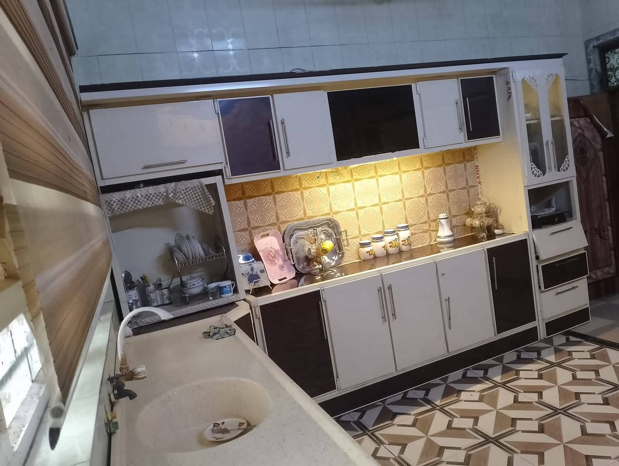 للبيع طابو صرف مامطلوب بي ٦ غرف البناء ٢٠١٠
بيت بناء كامل ويحتاجله ترميم ٢٤٠ وبي مجال شراي يتفضل يتصل ***********
بالخاجيه نهاية شارع اربعين خلف صيدليه مركز الدواء يعني شارع اربعين يصير بضهر البيت
