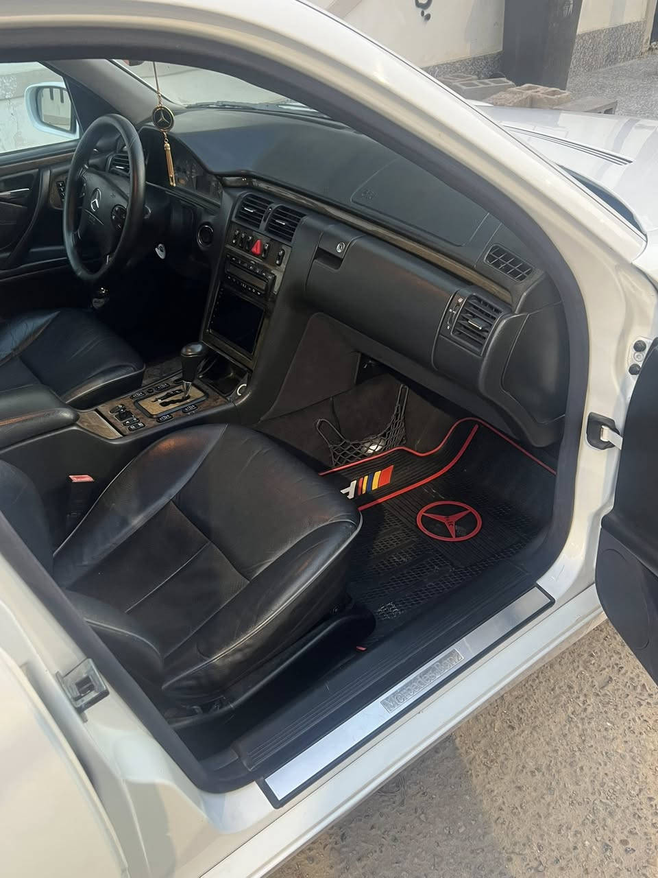 السلام عليكم رمضان كريم 🌒
مارسدس ام عيون موديل 2001 
رقم شمالي الجديد وبسمي 
سياره جديده ع وضع الشركه 
فول موصفات واحد ع واحد 
محرك سته سلندر 
حجم 320
العنوان البصره 
 السعر 145$
رقم الموبايل ***********
