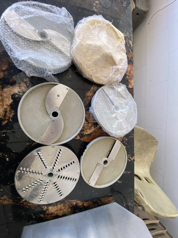 سلام عليكم 
قطاعة خضار ومقبلات 
جديده استخدام شهر
٦ اقراص جدد 
السعر ٤٢٥ الف
تجي تفحص وشغلها وانطيك ضمان هم 
للاستفسار الاتصال على ***********
