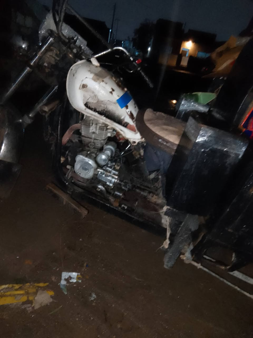 السلام عليكم ستوته للبيع 2014 ستوته مكفوله كفاله عامه شاصي الشرط ماكينه شرط السعر 650 وبي مجال قليل حك الجيه***********
