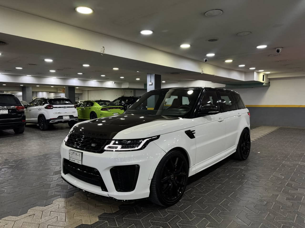 الوحش للبيع  .. رانج روفر svr 2018   وكالة   بدون صبغ  
السيارة  تجي  كاربون  فايبر    بمحرك v8 سوبر جارجر  575 حصان    كلش نظيفة   ومعتني بيها     ماشية 80 الف   كيلو 
كل مواصفات الرانج بيها      داخل  احمر  كاربون فايبر  وكشنات  ريكارو   و الsvr غنية عن التعريف  
مابيها  اي نقص   مكانها بزيونة  ورايدها ب44 ونص  وهذا رقمي ***********
