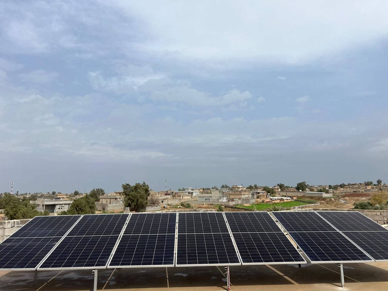 شارعت كوادرنا لتنفذ منضومة لهذا اليوم 
دكتور فواز 
الشرقاط قريةالخانوگة 
الواح عدد 7
انفيرتر 11KW65AP
بطاريه ليثوم 16KW
تنصيب ألواح الطاقة الشمسية ليس عملًا ميكانيكيآ فقط
بل هو مهمة تعتمد على خبرة الكادر، دقة التنفيذ، وفهم حقيقي للمنظومة من حيث المواد الرصينة

الكادر المحترف هو من يضمن: الاستفادة القصوى من الطاقة، استقرار الأداء على المدى الطويل، تقليل الأعطال ورفع كفاءة الاستثمار.

في شركة رياض المنيف واخوانه لحلول الطاقة الشمسية   نؤمن أن قوة أي منظومة تبدأ من الأيادي التي تنفّذها، ولهذا نعتمد على كادر متخصص يعمل وفق معايير مدروسة في كل مرحلة من مراحل التنصيب.

لأن الطاقة النظيفة لا تتحقق بالصدفة…
بل تُبنى بخبرة بشرية حقيقية.

للاستفسار والتواصل المديرالتنفيذي أستاذ رياض
📞 ***********
      ***********
https://www.facebook.com/share/17jWrTtY8z/
في حالة وجود خلل اتصل واتساب وستحل مشكلتك على يد مهندس الكهرباء أستاذ خلف***********
المهندس الفني  ومدير المبيعات مهندس عبدالله المنيف الجبوري 
***********
فرعنا الثاني محافظة صلاح الدين قضاء بيجي منطقة البعيجي بأدارة استاذ وعد
***********
***********
فرعناالثالث ناحية القيارة دورالقاعدة الشارع العام مجمع الصالح التجاري
بأدارة محمد الصالح
***********

#شركة رياض المنيف واخوانه لحلول الطاقة المتجددة
