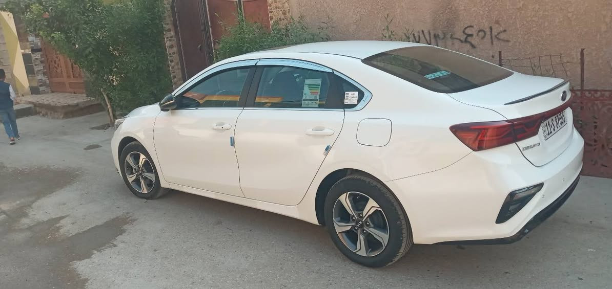 السلام عليكم سيراتو موديل2021  للبيع سيارة فول واحد على واحد بصمة /فتحة/جنطة ذكية/حساسات خلفي امامي/لايت زنون/اشارة بالمري/ترحيب/تشغيل عن بعد/ثلاث أنظمة قيادة/تبريد خلفي وامامي/شاشة/شاشة اعطال/تحكمات جهتين/الكير ATمرغوب/كاميرا دوارة/ السيارة بأسمي رقم بغداد تحويل ثاني يوم/سيارة نظيفة كلش مال بيت على ايدي/ماشية ستينات/السعر ١٧٠ الي حاب يتواصل وياي على هذا الرقم *********** وحياكم الله
