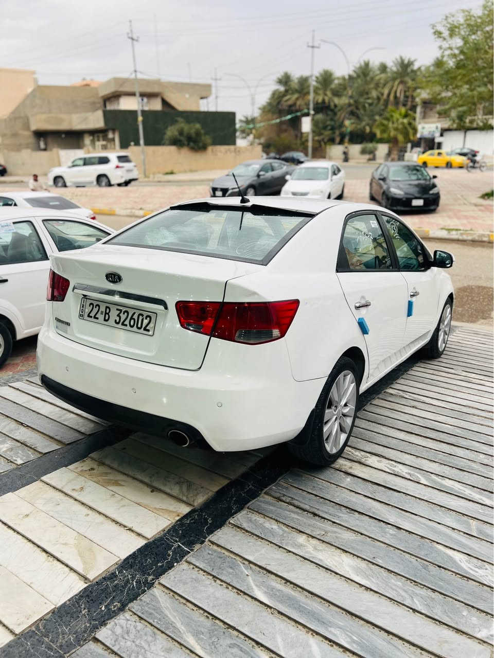 كيا سيراتو 2013 خليجية 
فول مواصفات عدا بصمة و فتحة سقف ، كير و محرك كله مكفولة بدون اي عيب. ماشية 121,000KM
صدر امامي و  خلفي كله جديد بدون نواقص 
سيارة كاملة و جاهزه بدون اي نقص. 
رقم و سنوية كلة جديد بشرط تحويل 
سونار مرفق. سيارة بيهه قطعة صبغ بدون دواخل ، و جامرلغ السكن تبديل بلادي 
• تخم تاير كله جديد و ويل 17
•تحكمات ستيرن ، اوامر صوتية
•شاشة ، كاميره
•تدفئة و تبريد كلة شغال
• حساسات امامي ، خلفي
•مرايات اشارة و شفط
•يدات نيكل
• 3 وضعيات كير: اوتماتيك، عادي، شفتات ستيرن(سبورت)
•داخل اسود المرغوب
السعر : 105 بيها مجال بسيط حق الجيه 
رقم التلفون :*********** خناقين, ديالى
