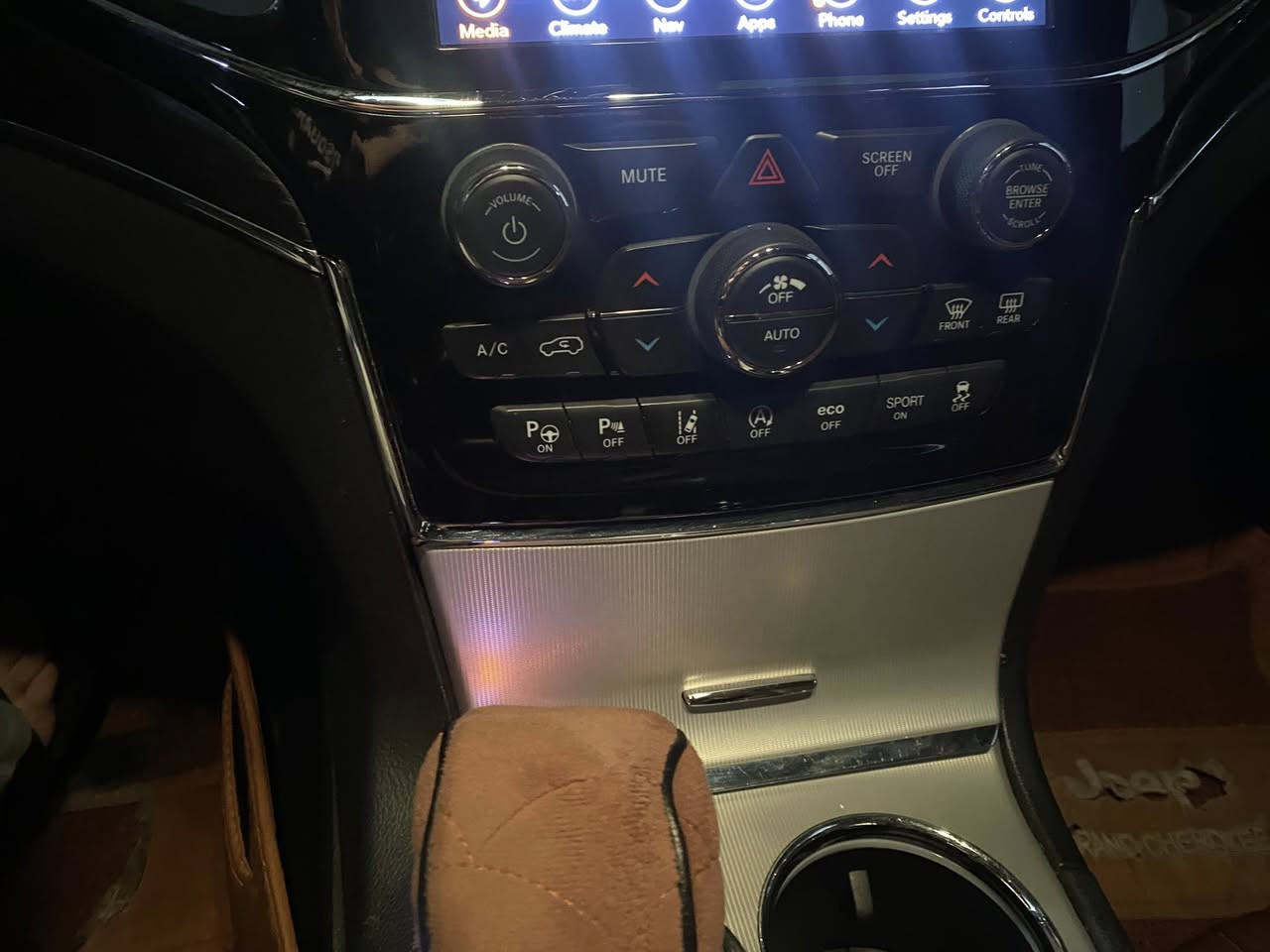 جيب لاريدو 2020
مواصفات:sumit يعني كلشي متوفر فول فول مواصفات 
كلين تايتل كندي
وسيارة معروضه عل تطبيق iq care 

الكاميرا الخلفية
سقف بانورامي
صندوق كهربائي
التحكم على المنحدرات
مستشعر وقوف
تدفئة المقاعد
تبريد المقاعد
فتحة السقف
بصمة
مرايا جانبية كهربائية
حساس المطر
مراقبة النقطة العمية
التعرف على إشارات المرور
نظام المفتاح الذكي
التحكم التلقائي في درجة الحرارة
نظام بد التشغيل
نظام فرملة الطوارئ
8 وسادة هوائية
مصابيح زينون الأمامية
المصابيح الأمامية ليد
مانع الانزلاق
عرض المعلومات على الزجاج الامامي
تدفئة مقود القيادة
إنارة محيطية
أبل كاربلاي
التشغيل عن بعد
4x4
رادار
شاحن لاسلكي
أوتو بارك
نظام تعليق هوائي
كشافات ضباب
وضع القيادة
تحذير مغادرة المسار
نظام إلغا الضوضا
التحكم الإلكتروني في الثبات
تحذير من الاصطدام الأمامي
مرايا جانبية تدفئة
مثبت السرعة التكيفي
خطوات جانبية
صندوق بدون استخدام اليدين
زر التشغيل
خطافات السحب
م إتصل بالبائع
حساسات ضغط الإطارات
شاشة خطافات السحب
رقم:*********** واتساب
كركوك
