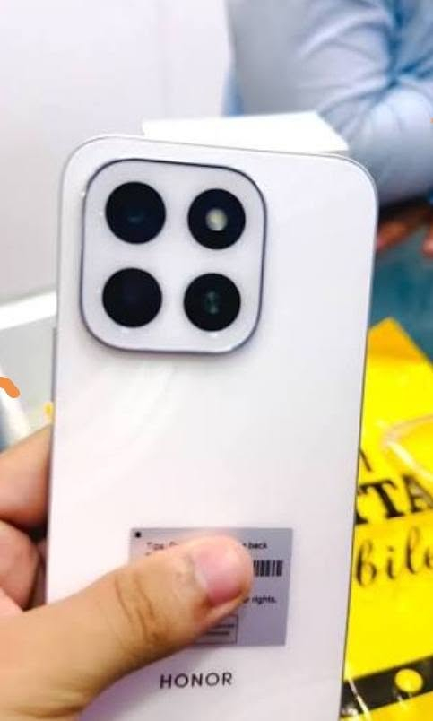 هاتف هونر الذكي Honor X6C بالموصفات:
■ شاشة لمس 6.61 بوصة بدقة رائعة 720×1604
■ خطين 3G/2G/4G NANO SIM
■ معالج #ثماني النواة Mediatek Helio G81 Ultra (12 nm)
■ ذاكرة 6 جيغا بايت
■ تخزين 256 جيغا بايت قابل للتوسيع بكرت ذاكرة 
■ كاميرا ثنائية  50 ميغا بكسيل
■ كاميرا أمامية 5 ميغا بكسيل.
■ قفل على البصمة
■ بطارية 5300 ميلي أمبير لا يمكن للمستخدم فكها
■ نظام أندرويد 15
■ اللون أبيض
مكاني بابل . مركز مدينه
السعر ٢٢٥ وبي مجال قليل مستخدم اقل الاسبوع


**إذا كنت صاحب هذا الإعلان وتريد حذفه لأي سبب، رجاءا أرسل رسالة إلى الدعم الفني**
