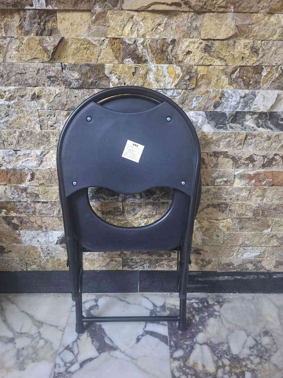 كرسي حمام متنقل قابل للطي، ويتميز بالتالي:
استخدامات متعددة: مثالي ككرسي مرحاض طبي للمرضى وكبار السن في المنازل أو المستشفيات. 

قابلية التنقل: مناسب للاستخدام كمرحاض متنقل أثناء رحلات التخييم والسفر. 

التصميم: مزود بمسند ظهر لزيادة الراحة والأمان أثناء الجلوس. 

العملية: يتميز بهيكل خفيف الوزن وسهل الطي والتخزين.


**إذا كنت صاحب هذا الإعلان وتريد حذفه لأي سبب، رجاءا أرسل رسالة إلى الدعم الفني**