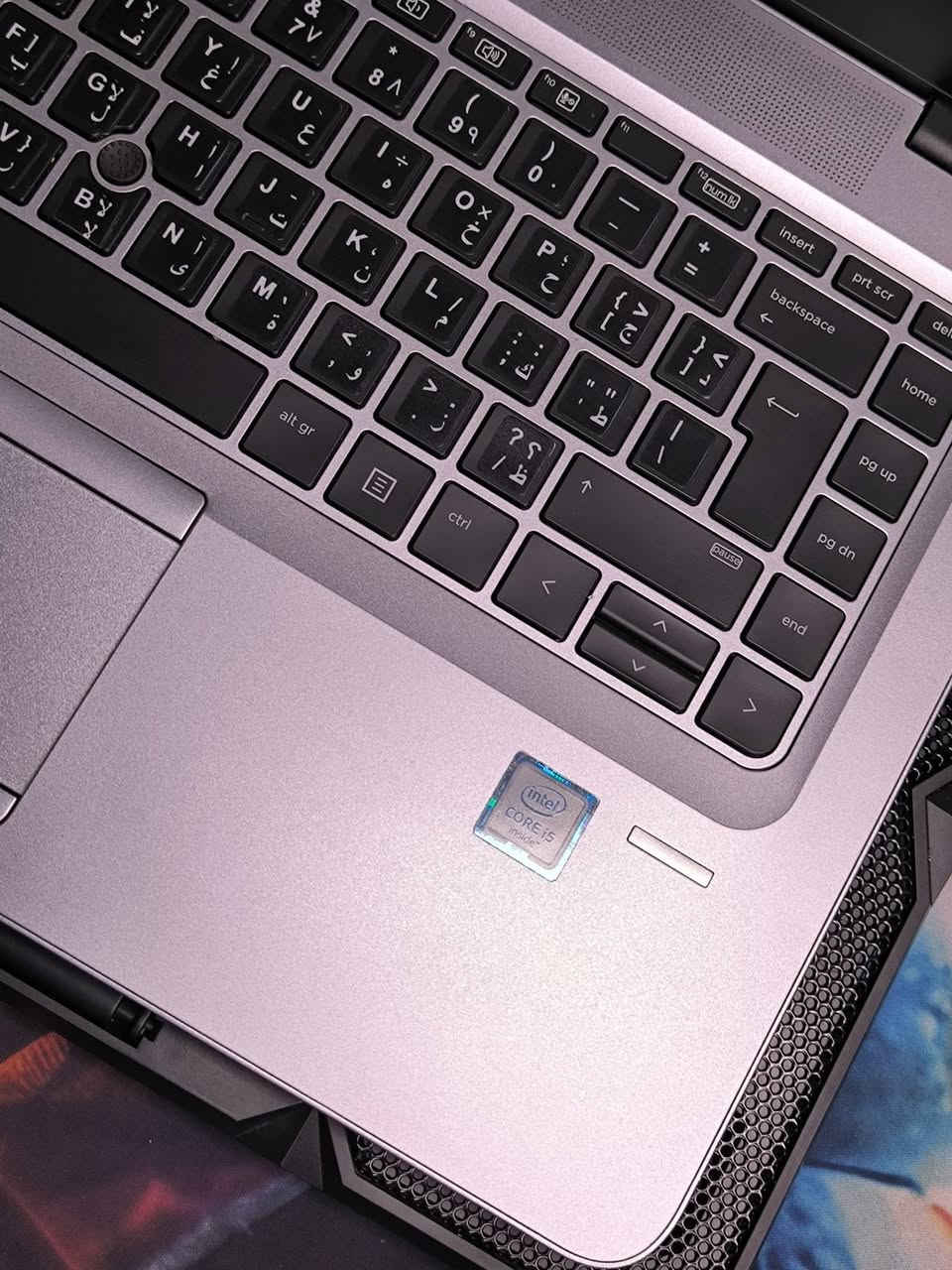 ✨ أداء عملي وسعر اقتصادي مناسب للجميع

💻 HP ProBook 640 G4
خيار مثالي للطلاب والموظفين وكل من يبحث عن جهاز يعتمد عليه في الاستخدام اليومي والعمل المكتبي بسلاسة وثبات.

🔅 الموديل:
HP ProBook 640 G4

🔅 المعالج:
Intel Core i5 – الجيل السابع
أداء مستقر لتشغيل البرامج المكتبية والتصفح والعمل المتعدد

🔅 الرام:
8GB DDR4
سرعة جيدة لتعدد المهام بدون تهنيج

🔅 التخزين:
256GB SSD
إقلاع سريع للنظام وتشغيل فوري للبرامج

🔅 الشاشة:
14 إنج
حجم مثالي للتنقل والاستخدام اليومي

🔅 الكيبورد:
ستيكر عربي / إنكليزي
جاهز للاستخدام بكلا اللغتين

💰 السعر:
250,000 دينار عراقي شامل توصيل وحقيبة وماوس 

🔥 جهاز اقتصادي بموثوقية عالية من HP مناسب للدراسة والعمل اليومي 🚀

🔹 الحالة: وارد اوربي غير مستعمل بالعراق (كالجديد) نظافة 95% فما فوق 
🔹 البطارية: بحالة جيدة(ضمان ساعه فما فوق)

■ ضمان(١) فحص وتشغيل امام المندوب 
■ ضمان(٢) استخدام اسبوعين اي خلل مصنعي يتم الاستبدال بنفس الموديل


**إذا كنت صاحب هذا الإعلان وتريد حذفه لأي سبب، رجاءا أرسل رسالة إلى الدعم الفني**