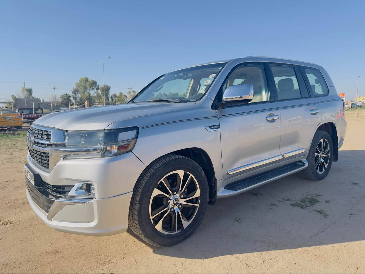 جكساره موديل 2011 محدث 2021 لون سلفر بدون ضربه 
صبغ حزام للجماليه 
محرك V8 ديزل كاز D4 شرط كير ومحرك وما مفتوح 
شاشه اندرويد كاميرا بقيه مواصفات معروفه 
سعره 225 ورقه وبي مجال 
مكان سياره كركوك 
شراي خابر *********** Singapore
