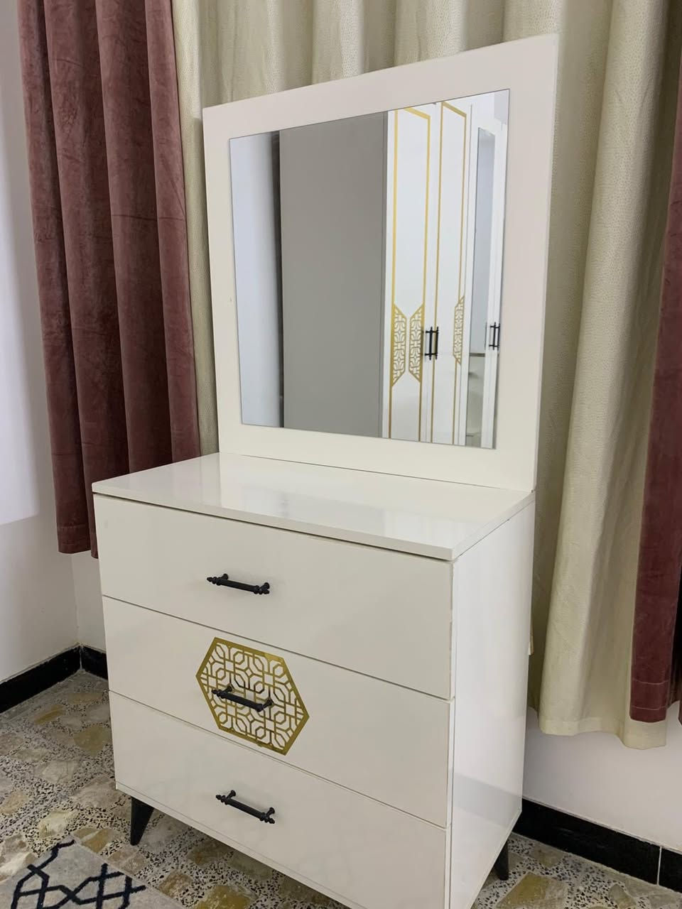 غرفة نوم كلش نضيفة سعرها 400 وياها تيبلام نفس اللون هديه 
و التخم قطعتين مقعد ثلاثي سعره 50


**إذا كنت صاحب هذا الإعلان وتريد حذفه لأي سبب، رجاءا أرسل رسالة إلى الدعم الفني**