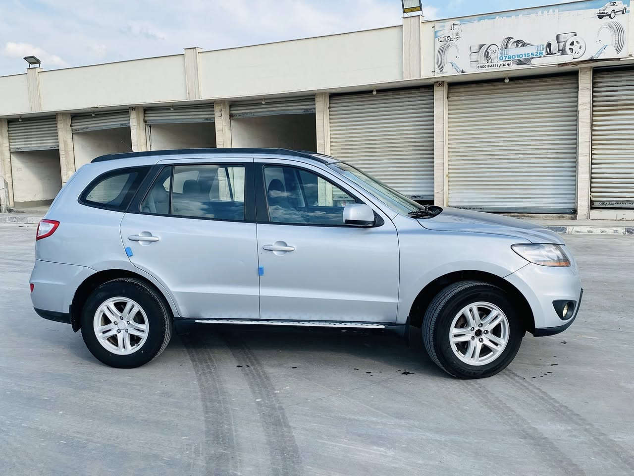 سلام عليكم سنتافي 2010 امريكي مكينه 2400 بغداد
سنويه ل 2030 مداور مباشر 
حداديه الاماميه كله جديد 
منظومه ماء + بانزين جديد
محرك مشتغله كله جديد 
شاشه كامره جديد 
زوج تاير امامي جديد
منظومه بريك جديد
منظومه تبريد كله شغاله
والسونار مرفق 
السياره معروضه ب ١٢٧ 
وبيه مجال للشراي وشرط كله ع الفحص تاخذ السياره ربع متخسر عليه
***********
