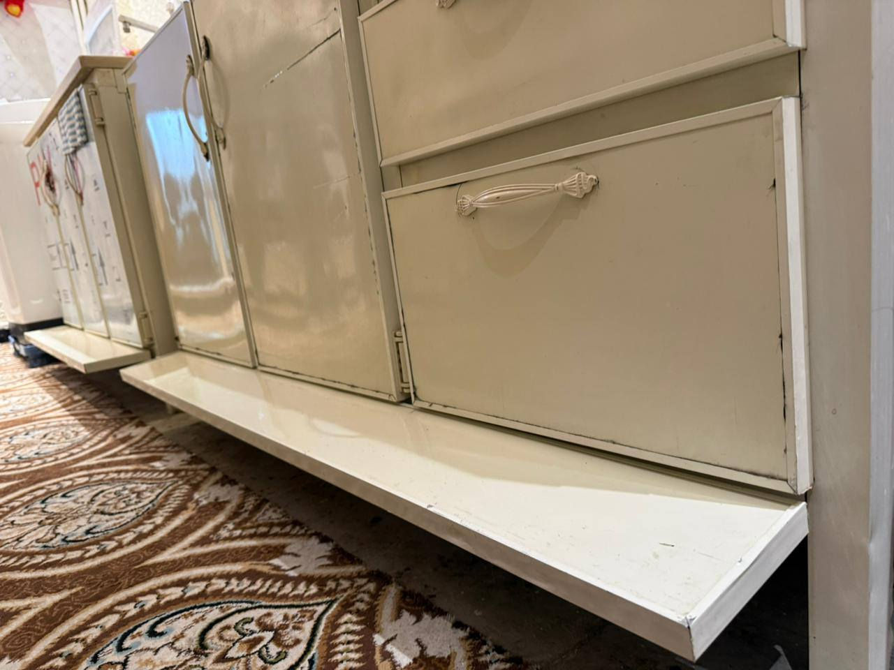 كاونتر ويه السنك مالته سيت مرتب وبيهن ميزه اكو قطعه جوه تنرفع حته تنضف الارضيه
طول السنك ١٢٠ عرضه ٥٦ 
طول كاونتر ١٦٠ عرضه ٥٠ ارتفاعه ٨٥
مكانهن شارع فلسطين ***********
