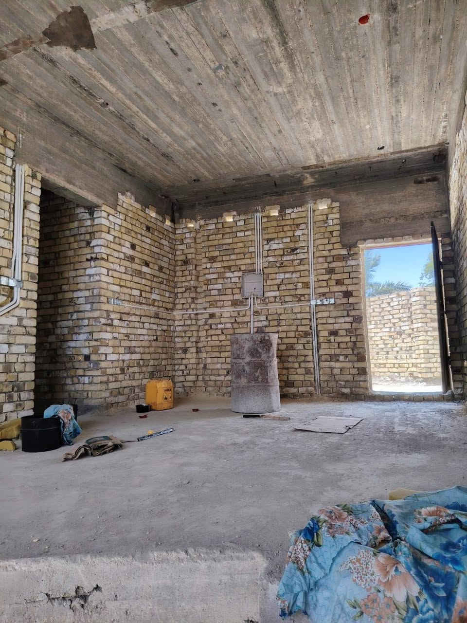 هيكل مساحة 200متر سند 25 جوه غرفتين صاله هول مطبخ صحيات فوك غرفه هول بيتونه ماء كهرباء مجاري كامله عوزه بياظ وارظيه سعر 85وبي مجال عنوان كرادة جها يمنه مقابيل فلكت الساعه ***********
