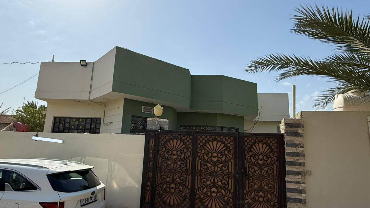 السلام عليكم دار للبيع مساحة ٢٣٥ متر كهرباء وماي أسأله     يبعد عن الشارع العام ١٠٠متر العنوان الديوانية طريق السنية سياحي منقطة المزاريج  قرب حسينية المجتبى الرقم ***********
