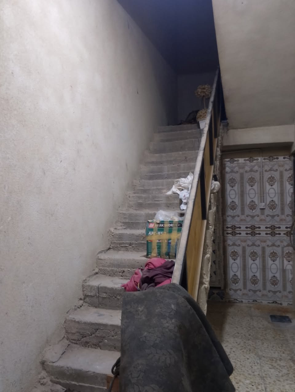 السلام عليكم يتوفر بيت للبيع مساحه 200متر طابو زراعي عراقي يتكون البيت من غرفتين صاله مطبخ ذوانيه صحيات داخليه وخارجيه مع درج خارجي سعر 90مليون وبي مجال العنوان ابو الخصيب مهجران قرب مدرسه الشمس كل الخدمات متوفره ***********
