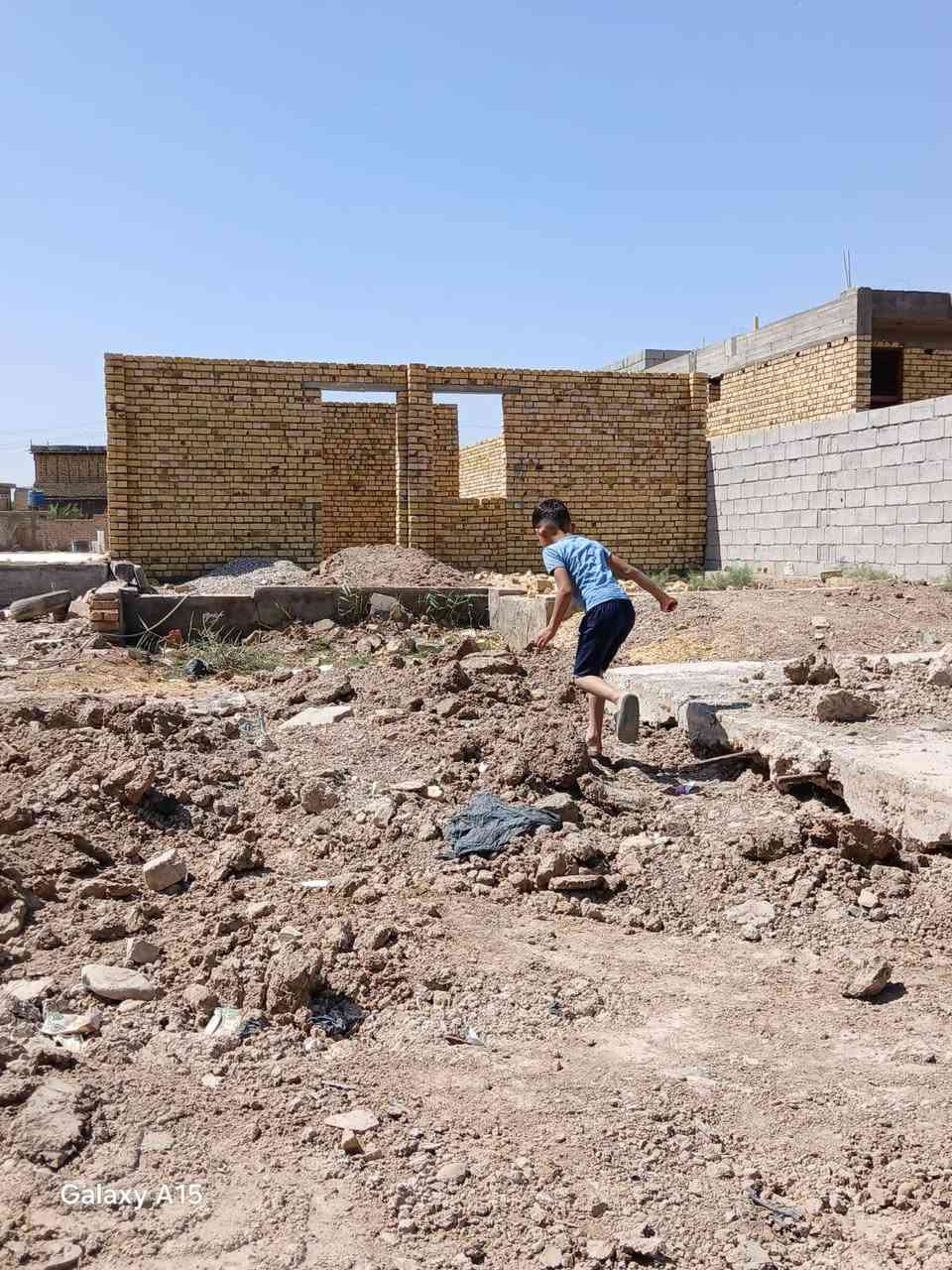 السلام عليكم هيكل للبيع شارع النفط المكان شارع مشويات ام البنين وره شارع بيت چليب بشارعين . بشارع حسينيه قائم ال محمد
المساحه. نزال 35 و الوجه 8 
ماء + مجاري + كهرباء.بالباب وفلوس المجاري مدفوعه 
يتكون من 2 غرف و صاله و صحيات 

و تارك الاستقبال و المطبخ البتلو طالع مالتهن 

الرقم ***********
