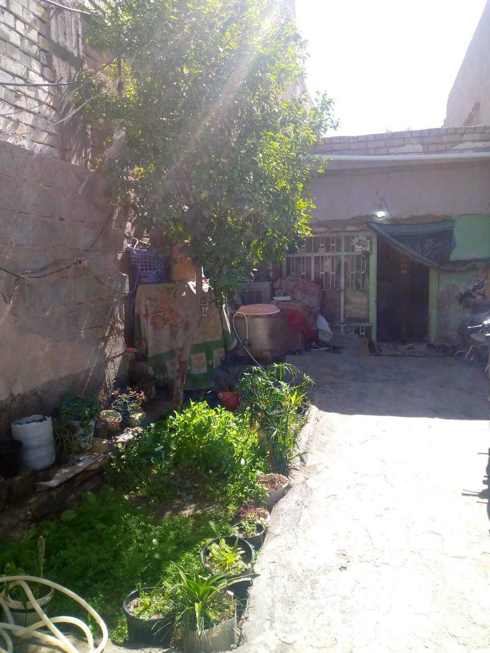 بيت ١٠٠ متره لبيع في داخله مشتمل صغير كما وضح بالصوره  غرفتين ومطبخ وصحيات خارجيه اولا بحي غدير قريب حي عامل بعد شارع عام ٢٠٠ متر مقابيله مسطوصف  الكوثر سعر مناسب ٨٥  رقمي ***********   مستعجل لبيع
