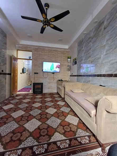 البيت للبيع مساحة ٧٥م الواجهه ٤م ونزال ١٩ ال ربع طابق واحد طرمه وصحيات خارجية استقبال كبير مع حولي مطبخ كبير صحيات داخليه منور مفتوح وغرفة نوم جوة كبيرة اما قاط الثاني هيكل بناء فقط يعني بس بناء بدون سقف مع بيتونه كبيرة ٧ امتار
م***********
