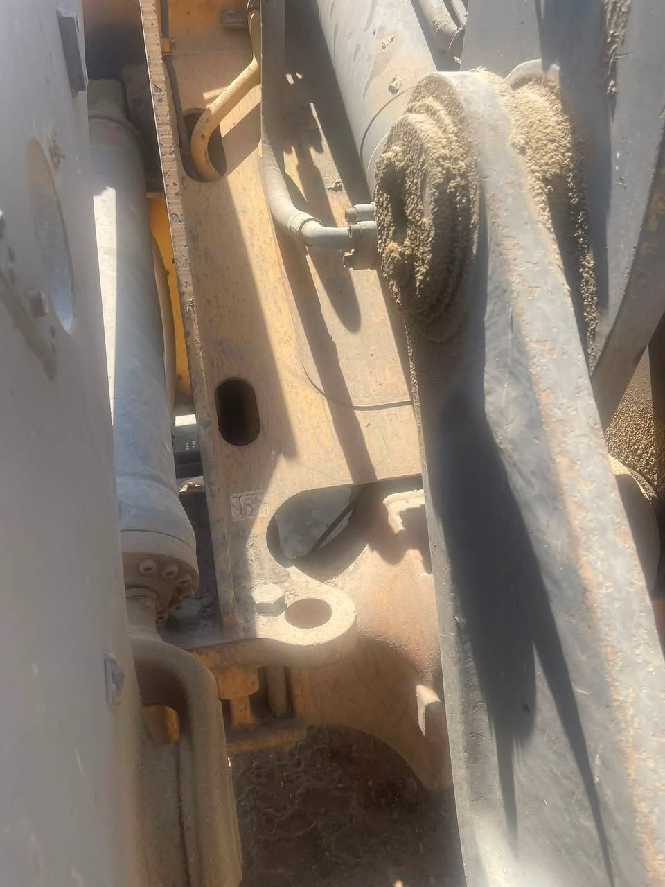 ڤولڤو 2003 L90  مكينة شوية بيها بخار  و تكر و جير بشرط  رقم و سنوي اربيل سعر 380 ورقة بيها مجال
***********
