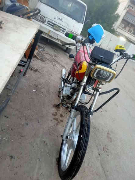 سلام عليكم دراجه ايراني 4كير للبيع دراجه نضيفه حلوه اوراق كامله نواقص الدراجه قبق بانزين الدشبول شغال بس فالت شغاله اي نقص مابيها غير القبق السعر 450بيها مجال للشراي ***********تواصل واتساب
