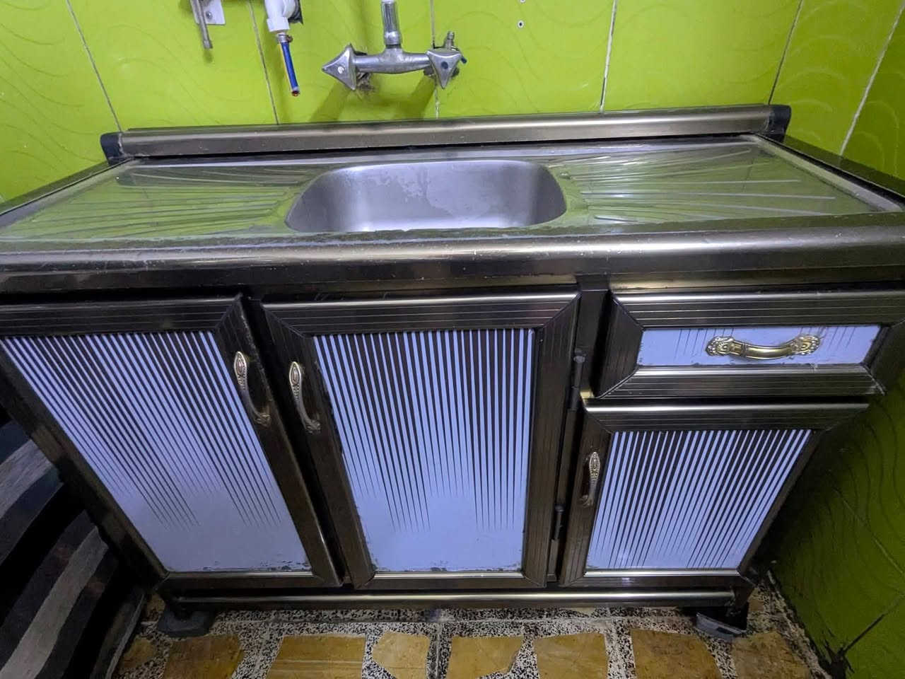 كاونتر مستعمل قليل 3قطع  طول مترتين  السعر 350  عنوان بغداد مدينة الصدر
رقم  ***********
