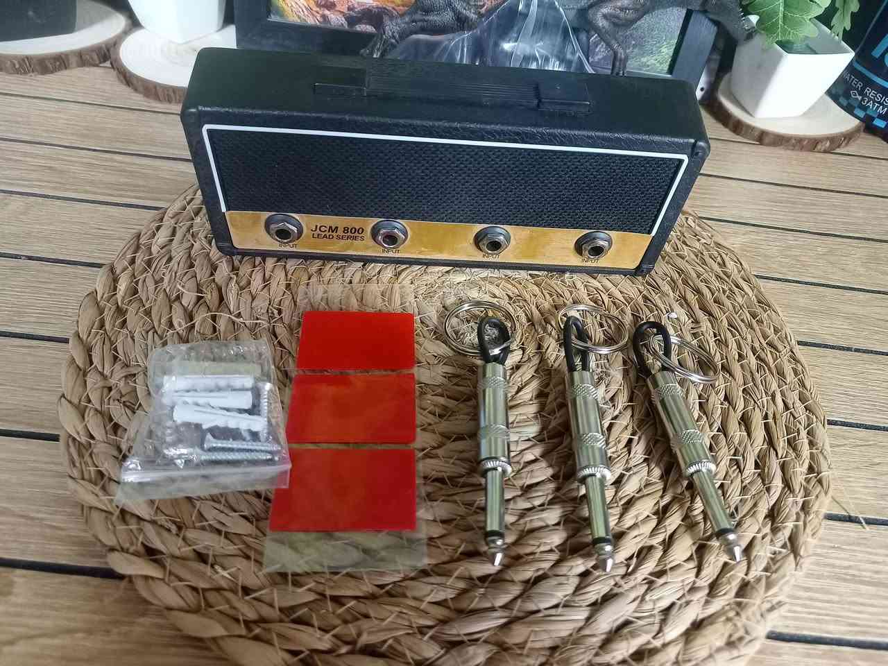 +1            هذه لوحة تعليق مفاتيح بتصميم مستوحى من مضخمات الصوت (Amplifier) من طراز Marshall JCM800.تتضمن اللوحة 4 سلاسل مفاتيح على شكل مقابس جيتار (Guitar Plugs) لتعليق مفاتيحك.يمكن تركيبها على الحائط باستخدام قوس تركيب مخفي أو شريط لاصق، وكلاهما مرفق مع المنتج.تعتبر قطعة ديكور مميزة لمحبي الموسيقى لتنظيم المفاتيح بشكل أنيق

سعر 5 الف


**إذا كنت صاحب هذا الإعلان وتريد حذفه لأي سبب، رجاءا أرسل رسالة إلى الدعم الفني**