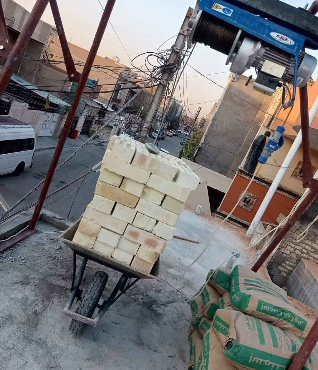 السلام عليكم الي يحتاج ونج عنده تصعيد مواد او‏ عمال تصعيد مواد علا الضهر او خلفه بناء طابوك او بلوك او ايريد عمال تفليش او عنده انقاذ انطلعهن اني بخدمته متفرغ الان كادر كامل متكامل للتواصل علا الارقام التاليه ***********   او  ***********
