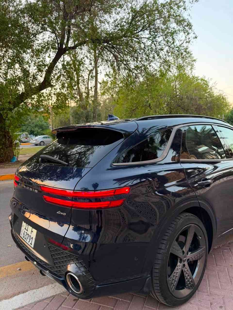 السلام عليكم.                         هونداي جنسز  2023
GV70 برستيج اعلى فئة 
ماشيه 56كيلو متر فقط
مكينه 2500
تتميز فئه البرستيج ب اعله موصفات والرفاهيه 
مقاعد جلد نابا مع تتفئه وتبريد 
تحكم كهربائي كامل المقاعد 
الكاميرات محيطيه 360درجه
رادارات امامي خلفي تلقائي الحماية من التصادم
نظام فرملة الطوارئ الذاتية عند الطوارئ
ونظام مراقبة النقطة العمياء في المرايا 
مع عرض الكاميرا في لوحة المسار
ميزة ركن السيارة والتحكم بها والتقديم والتأخير 
عن بعد باستخدام ريموت السيارة الذكي.
النظام الصوتي: نظام عالي النقاوة من شركة Lexicon 
مكون من 16 مكبر صوت لتجربة صوتية محيطية. 
سياره بيه موصفات هواي ما ذكرته 
فتحة سقف بنورما
  صندوق ذكي عند لاقتراب 
خازن ميموري 
نضام ترحيب عند الاقتراب 
عدادات ثيم متغير حسب وضعيت القياده 
انضمه قياده متعدده 
لايت تفاعلي 
اوتو بارك 
شفتات بل مقود 
الحادث جاملغ خلفي والباب
البنيد  مبدل اثر شخوط  سونار موجود وياها وصور الحادث
عنوان سياره بغداد الاعظميه
السعر...25.000$ مجال بسيط 
 ***********
