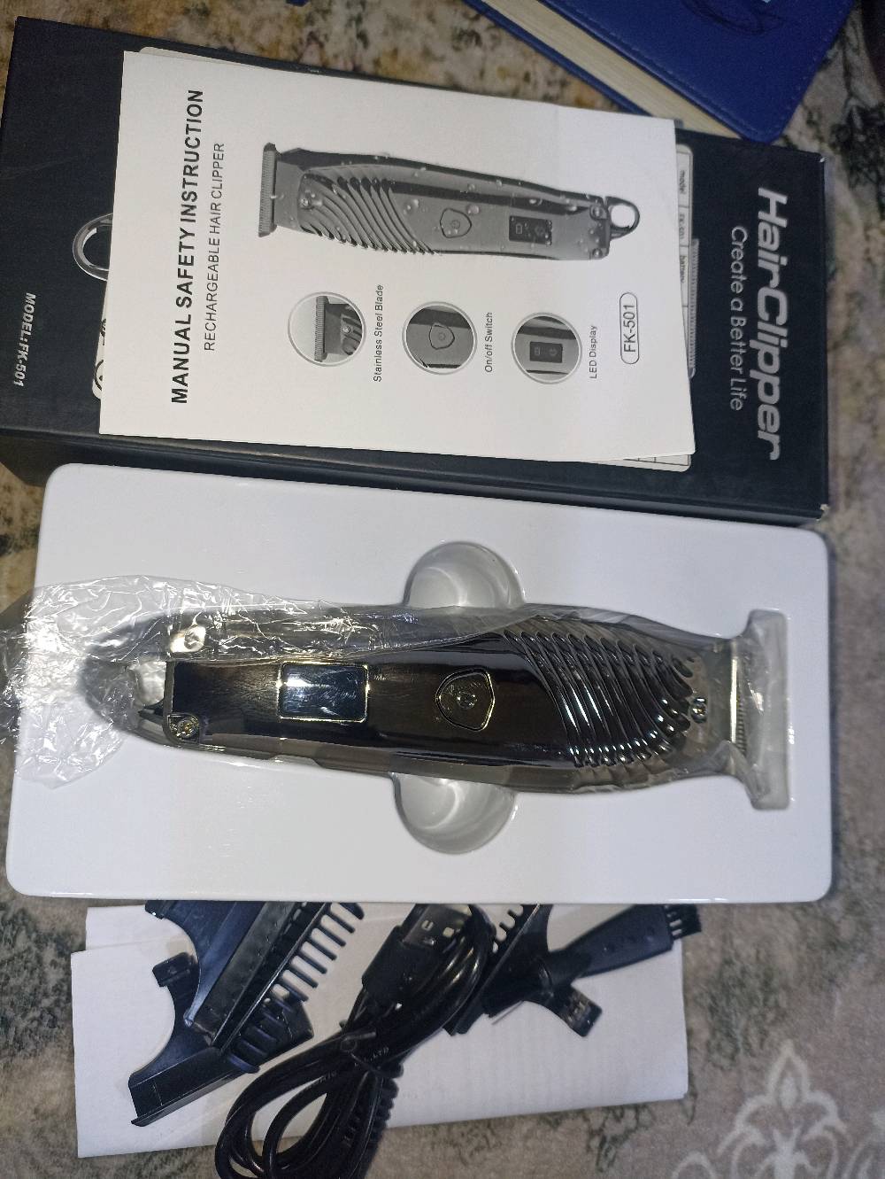 أنا أعرض مجموعة متنوعة من البضائع للبيع، تتضمن جهاز بروجيكتور LED بحالة ممتازة شامل صندوقه الأصلي والريموت، كرسي استرخاء مريح مثالي للنزهات أو حديقة المنزل، ماكينة حلاقة كهربائية مع ملحقاتها جاهزة للاستخدام، مسند سيارة متعدد الوظائف بحالة جيدة يحتوي على مساحة تخزين وأماكن للأكواب، مكواة بخار يدوية نظيفة وقوية للأقمشة، فرشاة شعر كهربائية تُسهّل التصفيف والتجفيف في آن واحد، مكواة كهربائية حديثة بحالة جيدة، منظار مع حقيبته لحماية العدسات وسهولة الحمل، وأخيراً مصباح طاولة بتصميم أنيق. جميع الأدوات بحالة ممتازة وجاهزة للاستخدام الفوري.