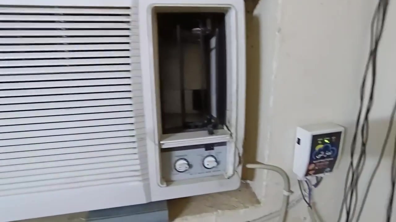 السلام عليكم مكيف توسوت 2 طن كلش نضيف شغال مداخل تصليح عدا سويج التشغيل مبدلةيعني دكمة التشغيل فقط  تبريده ثلج يشتغل تدفئة وتبريد تجي للبيت اشغلة كدامك تشوف شغلة وبرودتة على الفحص مكانة بغداد الاعضمية 
السعر 270 الف 
***********
