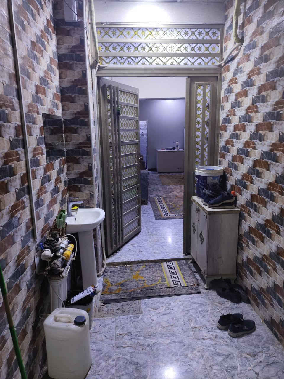 ياالله سلام عليكم بيت البيع ماخذ ه على مبادره مساحه ١٢٠ متر خلفي  عنون قرب مسقف صلاه الجمعه بيت طابقين عدد غرف ٢ صاله عدد ٢ حمام عدد ٢ ستقبال     انتصل على رقم واتساب ***********
