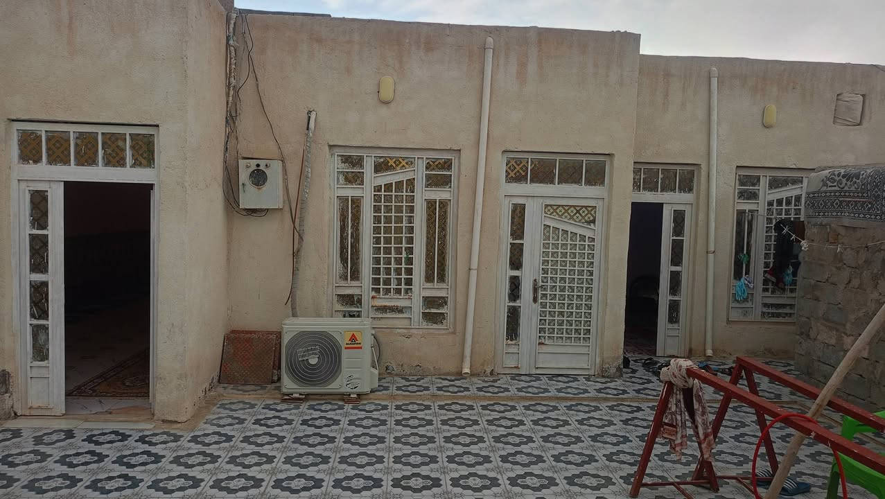 بيت للبيع طابو:غير مسحوب اسكان المكان قضاء الدوايه حي الصدرين قرب مدرسه الصينيه نور العلوم وذو الفقار للبنين  مساحه: 300 مكون من ثلاث غرف: 5×4 واستقبال: 13ديوانيه: 4×11 مطبخ 4×4   حمامات داخلي وخارجي  وصحيات اثنين خارجيات السعر 90وقابل للتفواض الحوش سراميك حمام داخلي سراميك مطبخ سراميك دوانيه سراميك حمام خارجي وصحيات خارجي سراميك   ولصاله وغرفتين صب  وغرفه ديكور سقفي سراميك للاستفسار ***********
