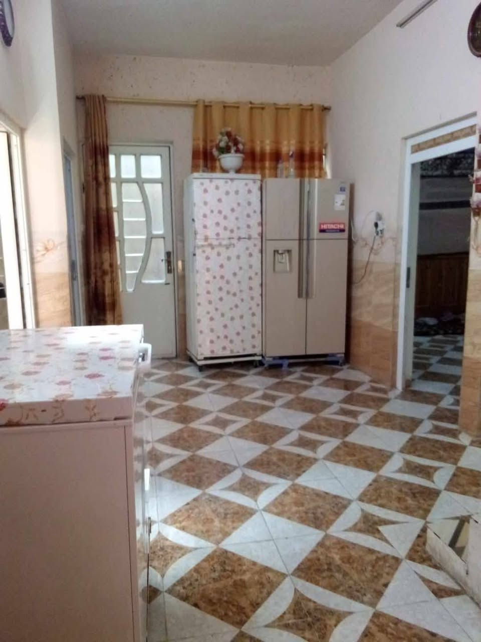 بيت للبيع سند طابو
بداية حي البتول نهاية حي الوحدة خلف المدرسة الصينية الجديدة منطقة هادئة جداً 

المساحة واقع الحال 110م والسند 100م

واجهة البيت عشرة في عشرة مربع

الطابق الأول استقبال+غرفة نوم +هول ودرايج دوار +مطبخ +مشتمل +ترك

+الارضية سيراميك +جدران +أبواب ابلاستك/ بدون سقوف ثانويه الطابقين

الطابق الثاني غرفتين نوم +هول +مطبخ +مشتمل +كذلك درايج دوار

/ينقص الطابق الثاني سيراميك للمطبخ والمشتملات والدرايج 

السعر 115مليون وبيه مجال 

التواصل مع مكتب الؤلؤة قرب القيس ماركت 

او التواصل معي على هذا الرقم ***********
